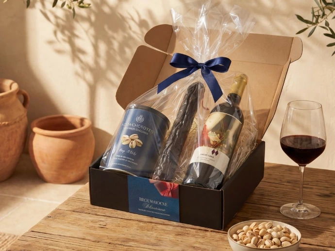 Cadeau met rode wijn en hartige delicatessen